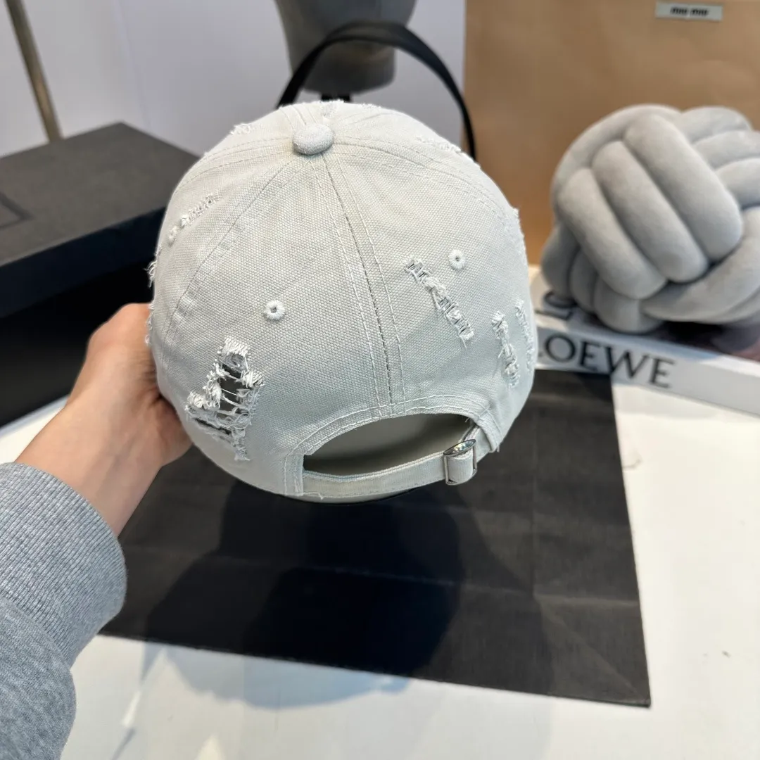 P60 Croxin's new ripped washed cotton baseball cap, a personalized and fashionable style, casual with a cool feel, the same style for men and women! Material: 100% cotton Head circumference: 56-58cm available